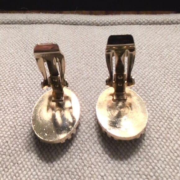 Vintage Oval Diamond Cut Gold Tone Clip On Earrings - Picture 4 of 8